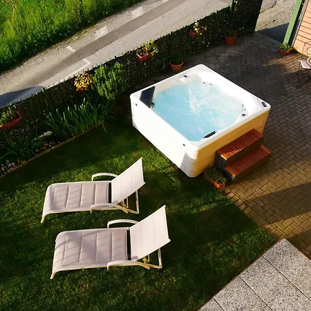 Garden Jacuzzi View Apartmán