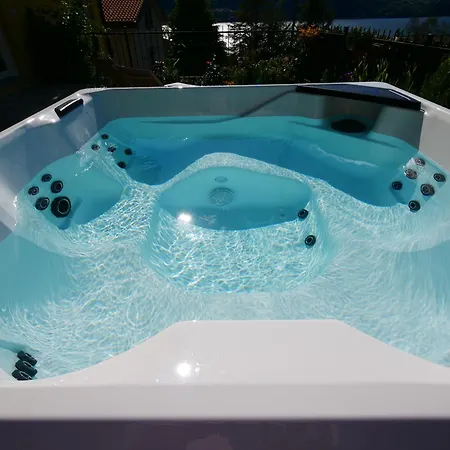 Garden Jacuzzi View Apartmán Lierna