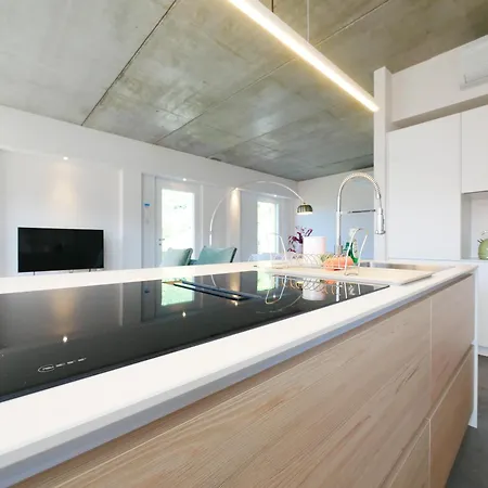 Garden Jacuzzi View Apartment *